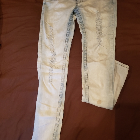 Distressed womens jean - Picture 8 of 9